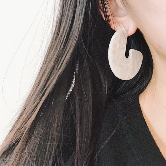 UO Style White Tortoise Hoop Earrings - Picture 4 of 4